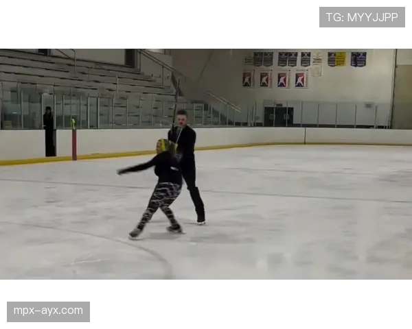 托尼娅·哈丁穿真皮大衣逛街，跟当年冰场上那个狠角色完全两样了！